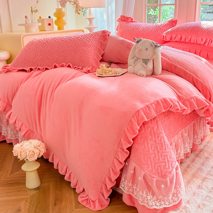 91家纺网 家纺一手货源 找家纺 优家居 2025秋冬高克重牛奶绒床盖夹棉床裙纯色蕾丝边花边刺绣法式公主风床罩夹棉床盖 甜心粉