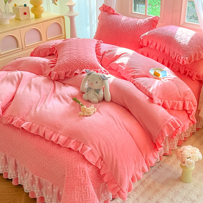 91家纺网 家纺一手货源 找家纺 优家居 2025秋冬高克重牛奶绒床盖夹棉床裙纯色蕾丝边花边刺绣法式公主风床罩夹棉床盖 甜心粉