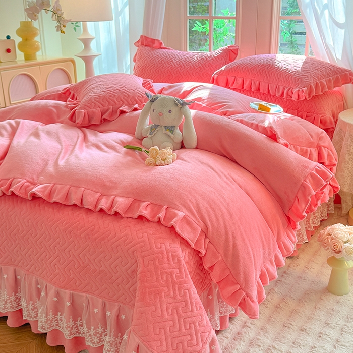 91家纺网 家纺一手货源 找家纺 优家居 2025秋冬高克重牛奶绒床盖夹棉床裙纯色蕾丝边花边刺绣法式公主风床罩夹棉床盖 甜心粉