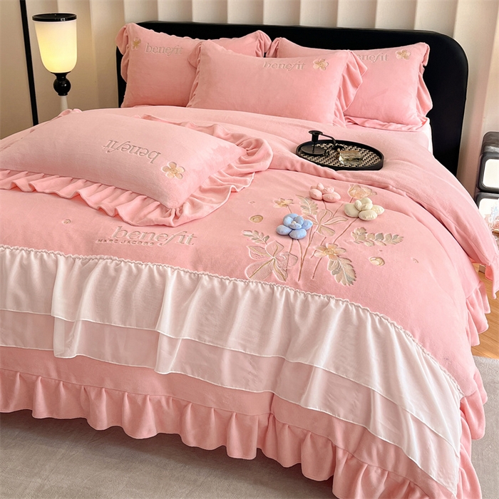 91家纺网 家纺一手货源 找家纺 爱家（原缔乐家纺） 2025新款A类高克重牛奶绒立体花刺绣四件套-艾丽莎 艾丽莎-公主粉