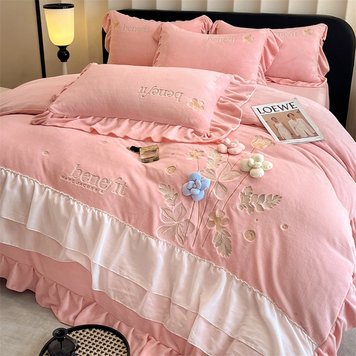 91家纺网 家纺一手货源 找家纺 爱家（原缔乐家纺） 2025新款A类高克重牛奶绒立体花刺绣四件套-艾丽莎 艾丽莎-公主粉