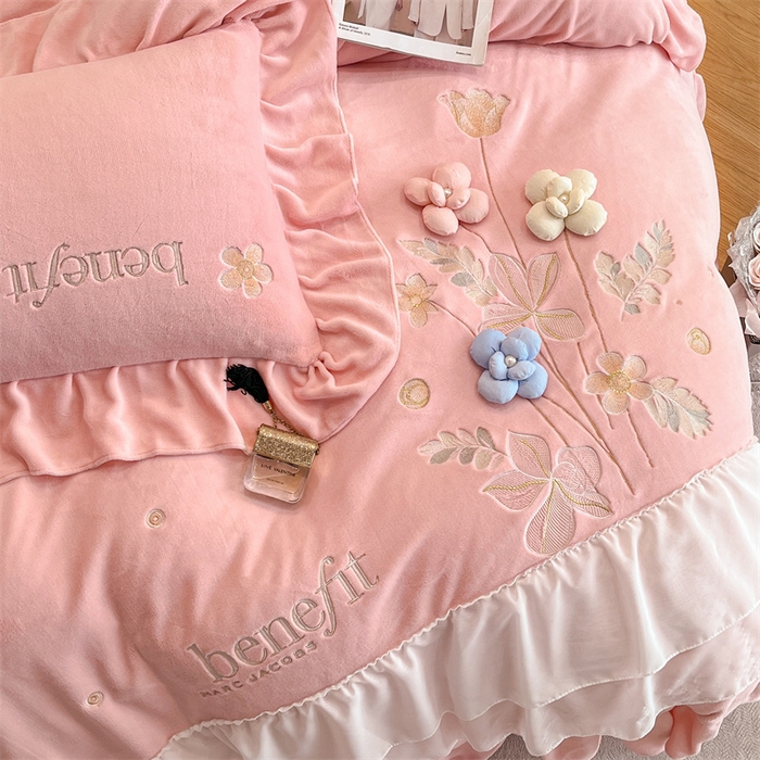 91家纺网 家纺一手货源 找家纺 爱家（原缔乐家纺） 2025新款A类高克重牛奶绒立体花刺绣四件套-艾丽莎 艾丽莎-公主粉