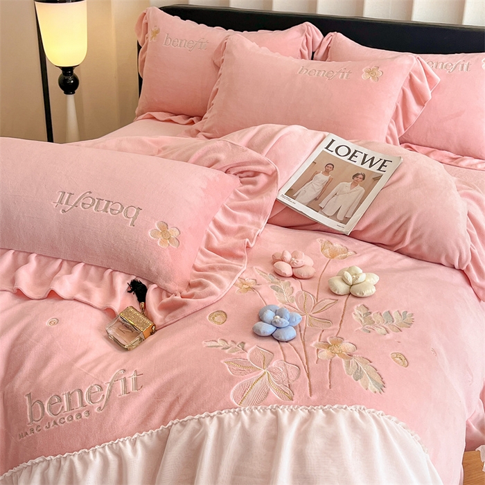 91家纺网 家纺一手货源 找家纺 爱家（原缔乐家纺） 2025新款A类高克重牛奶绒立体花刺绣四件套-艾丽莎 艾丽莎-公主粉