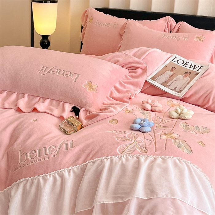 91家纺网 家纺一手货源 找家纺 爱家（原缔乐家纺） 2025新款A类高克重牛奶绒立体花刺绣四件套-艾丽莎 艾丽莎-公主粉