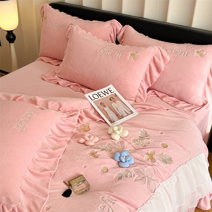 91家纺网 家纺一手货源 找家纺 爱家（原缔乐家纺） 2025新款A类高克重牛奶绒立体花刺绣四件套-艾丽莎 艾丽莎-公主粉