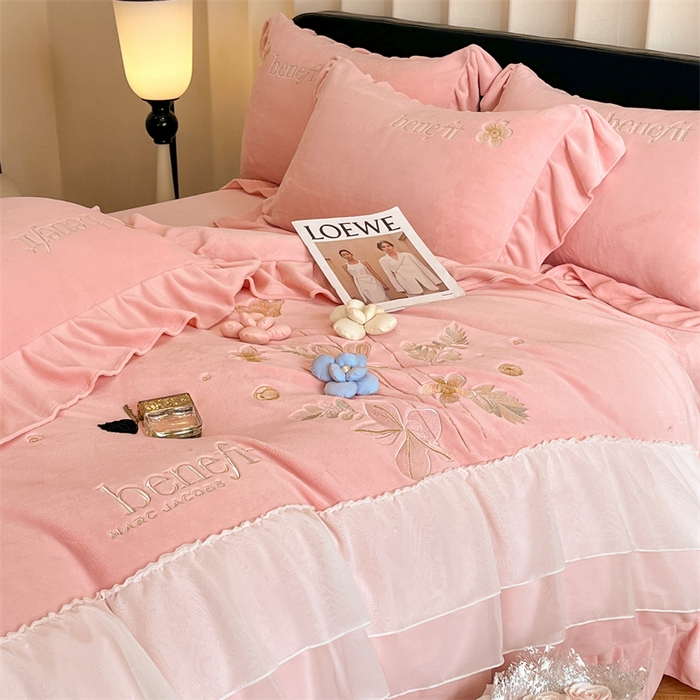 91家纺网 家纺一手货源 找家纺 爱家（原缔乐家纺） 2025新款A类高克重牛奶绒立体花刺绣四件套-艾丽莎 艾丽莎-公主粉