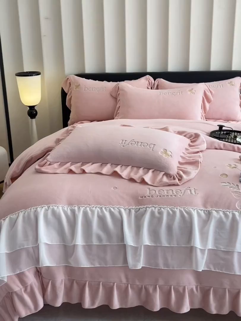 91家纺网 家纺一手货源 找家纺 爱家（原缔乐家纺） 2025新款A类高克重牛奶绒立体花刺绣四件套-艾丽莎 艾丽莎-公主粉