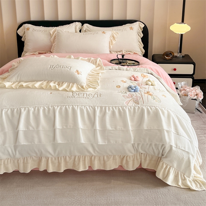 91家纺网 家纺一手货源 找家纺 爱家（原缔乐家纺） 2025新款A类高克重牛奶绒立体花刺绣四件套-艾丽莎 艾丽莎-奶昔白