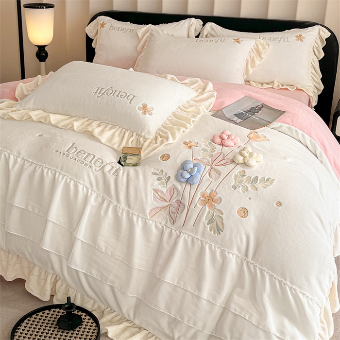 91家纺网 家纺一手货源 找家纺 爱家（原缔乐家纺） 2025新款A类高克重牛奶绒立体花刺绣四件套-艾丽莎 艾丽莎-奶昔白