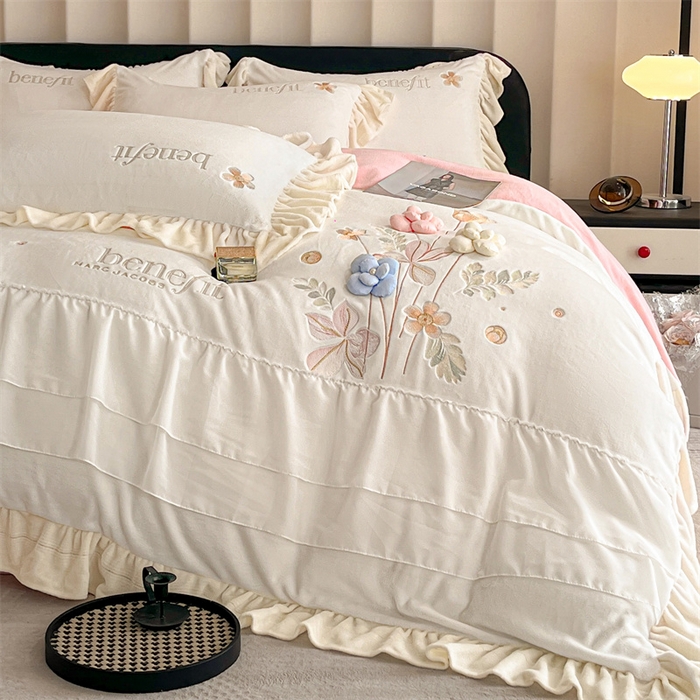 91家纺网 家纺一手货源 找家纺 爱家（原缔乐家纺） 2025新款A类高克重牛奶绒立体花刺绣四件套-艾丽莎 艾丽莎-奶昔白