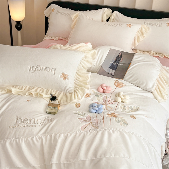 91家纺网 家纺一手货源 找家纺 爱家（原缔乐家纺） 2025新款A类高克重牛奶绒立体花刺绣四件套-艾丽莎 艾丽莎-奶昔白