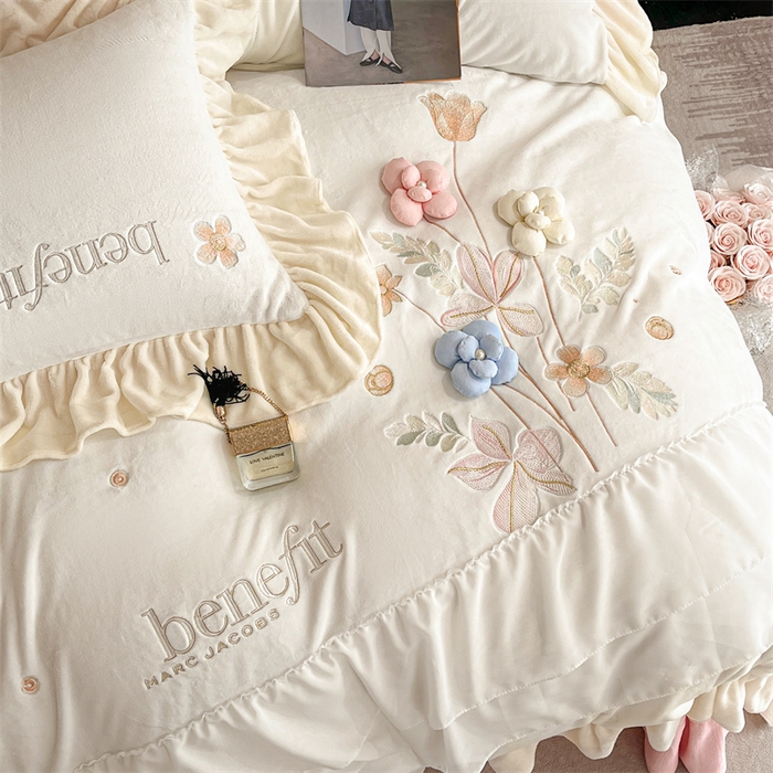 91家纺网 家纺一手货源 找家纺 爱家（原缔乐家纺） 2025新款A类高克重牛奶绒立体花刺绣四件套-艾丽莎 艾丽莎-奶昔白