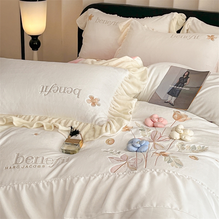 91家纺网 家纺一手货源 找家纺 爱家（原缔乐家纺） 2025新款A类高克重牛奶绒立体花刺绣四件套-艾丽莎 艾丽莎-奶昔白