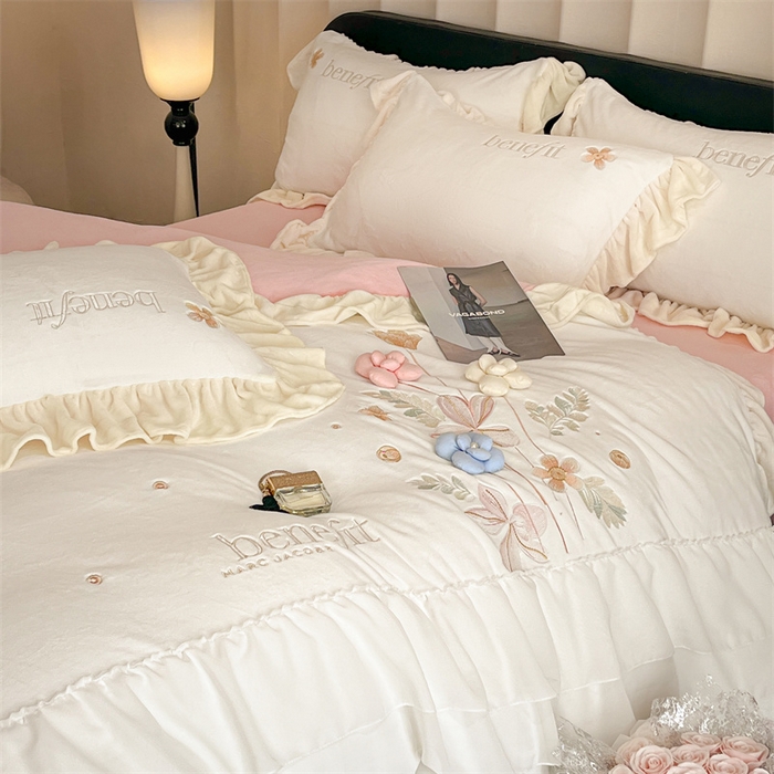 91家纺网 家纺一手货源 找家纺 爱家（原缔乐家纺） 2025新款A类高克重牛奶绒立体花刺绣四件套-艾丽莎 艾丽莎-奶昔白