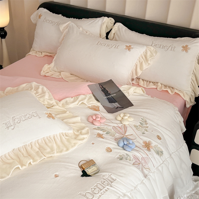 91家纺网 家纺一手货源 找家纺 爱家（原缔乐家纺） 2025新款A类高克重牛奶绒立体花刺绣四件套-艾丽莎 艾丽莎-奶昔白