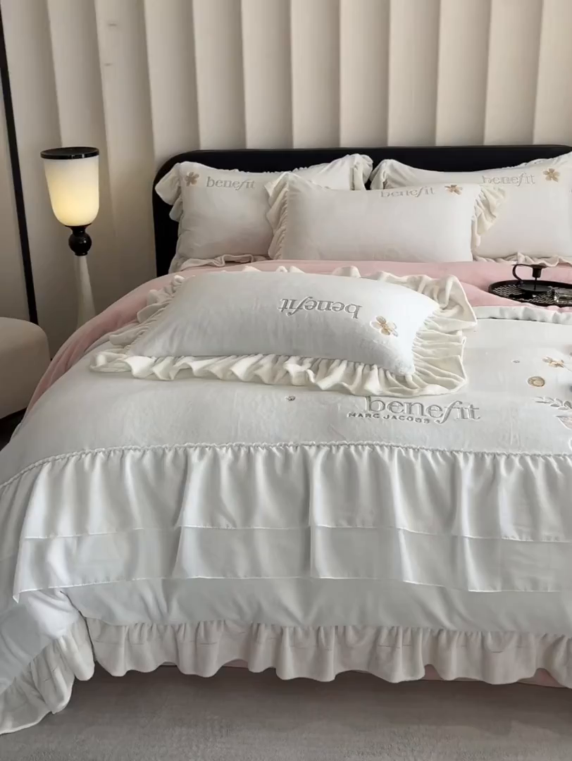 91家纺网 家纺一手货源 找家纺 爱家（原缔乐家纺） 2025新款A类高克重牛奶绒立体花刺绣四件套-艾丽莎 艾丽莎-奶昔白