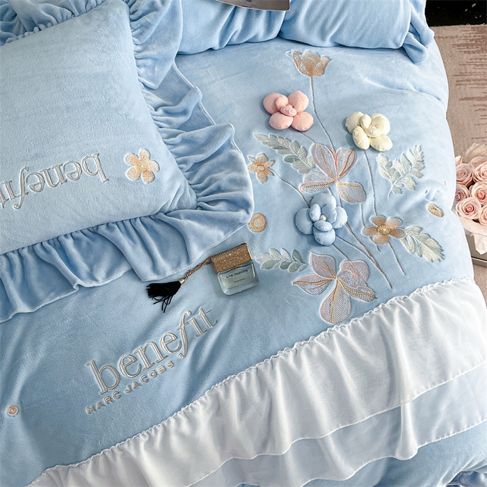 91家纺网 家纺一手货源 找家纺 爱家（原缔乐家纺） 2025新款A类高克重牛奶绒立体花刺绣四件套-艾丽莎 艾丽莎-天空兰