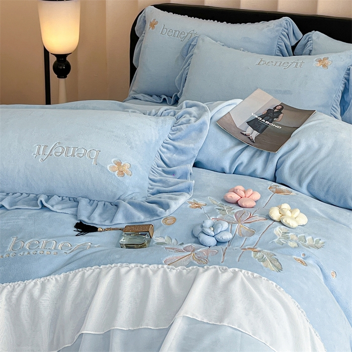 91家纺网 家纺一手货源 找家纺 爱家（原缔乐家纺） 2025新款A类高克重牛奶绒立体花刺绣四件套-艾丽莎 艾丽莎-天空兰