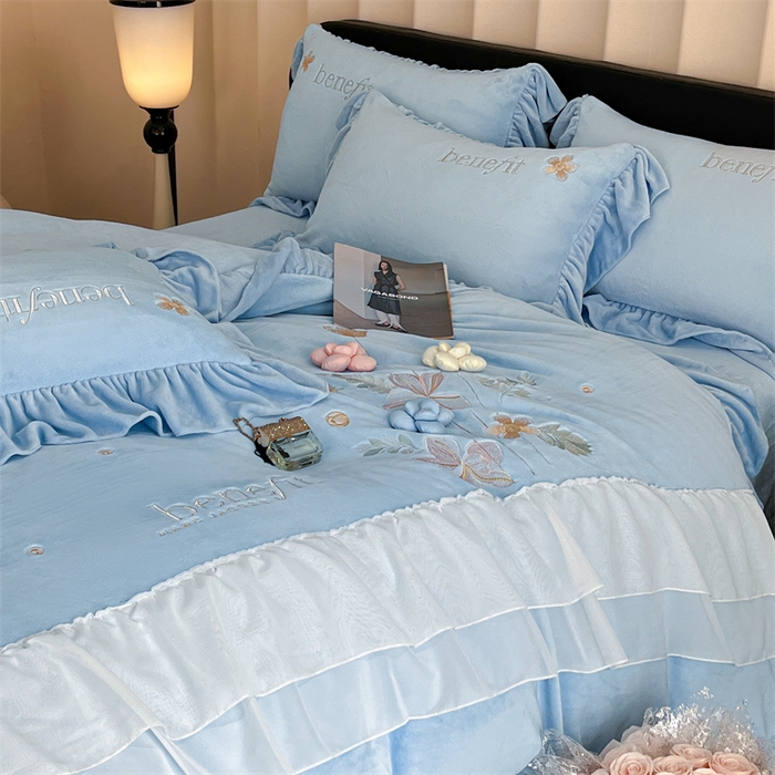 91家纺网 家纺一手货源 找家纺 爱家（原缔乐家纺） 2025新款A类高克重牛奶绒立体花刺绣四件套-艾丽莎 艾丽莎-天空兰