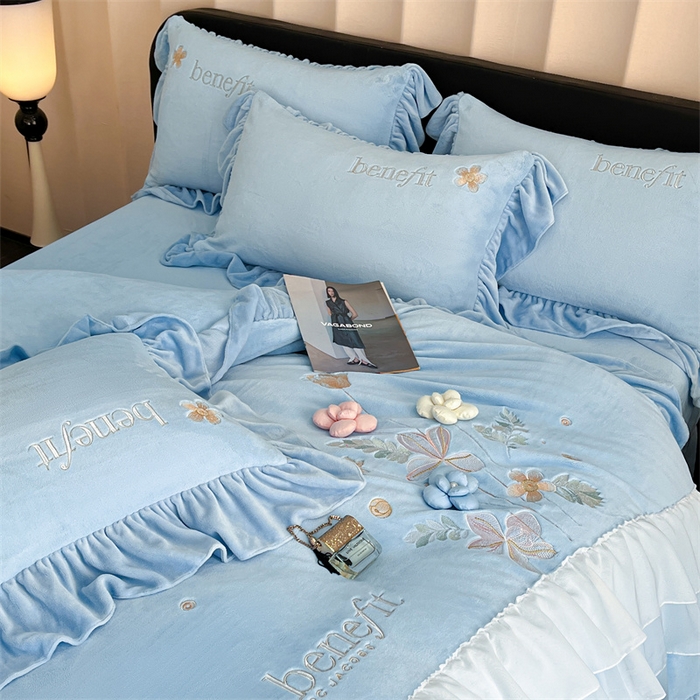 91家纺网 家纺一手货源 找家纺 爱家（原缔乐家纺） 2025新款A类高克重牛奶绒立体花刺绣四件套-艾丽莎 艾丽莎-天空兰