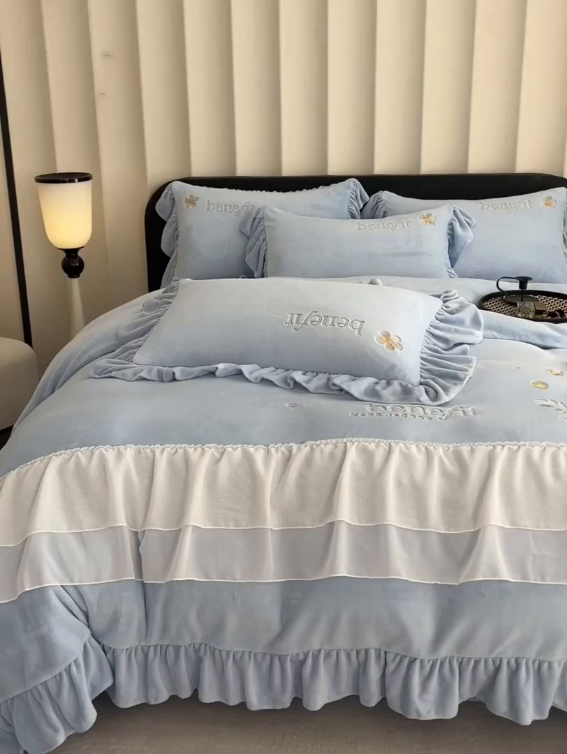 91家纺网 家纺一手货源 找家纺 爱家（原缔乐家纺） 2025新款A类高克重牛奶绒立体花刺绣四件套-艾丽莎 艾丽莎-天空兰