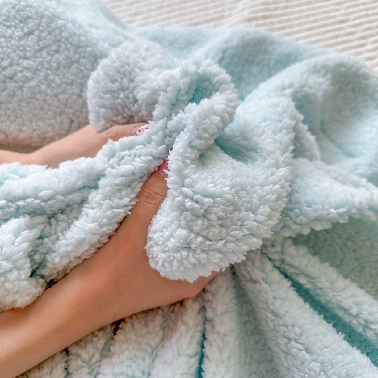 91家纺网 家纺一手货源 找家纺 顾里家纺 2025新款韩系糯叽叽纯色羊羔绒毯毯子 冰椰蓝