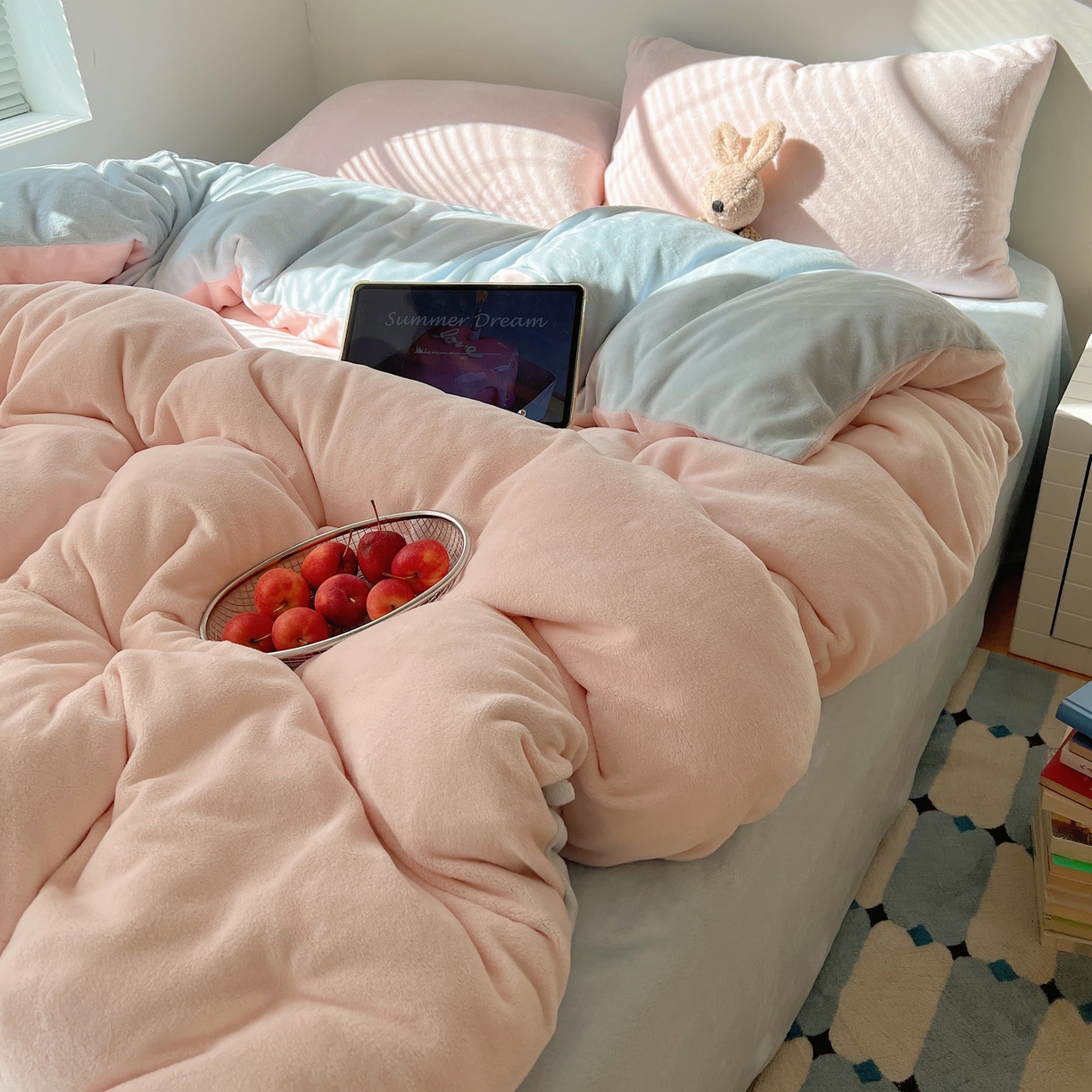 91家纺网 家纺一手货源 找家纺 （总）六巷胡同 2025新款INS博主风纯色双拼A类牛奶绒四件套