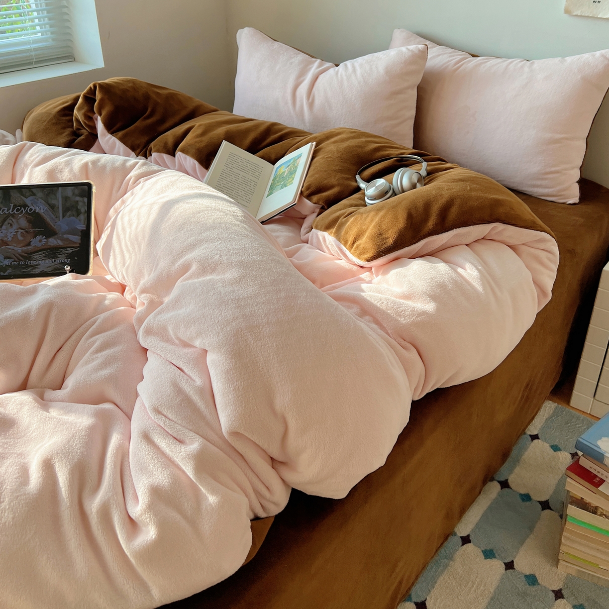 91家纺网 家纺一手货源 找家纺 （总）六巷胡同 2025新款INS博主风纯色双拼A类牛奶绒四件套