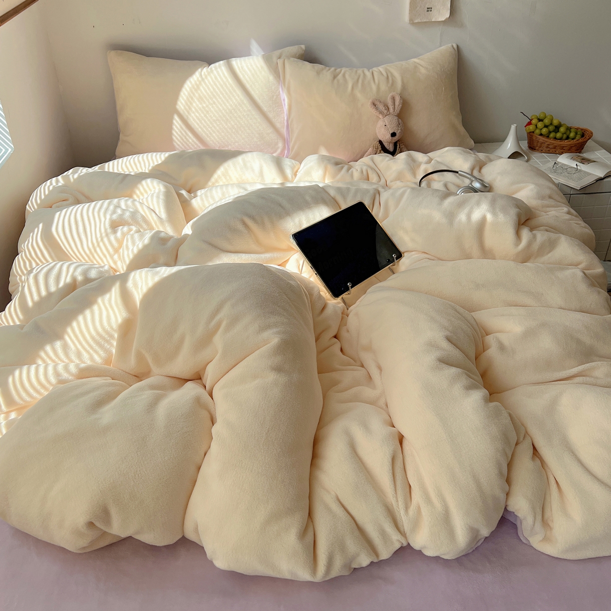 91家纺网 家纺一手货源 找家纺 六巷胡同 2025新款INS博主风纯色双拼A类牛奶绒四件套 奶酪紫薯