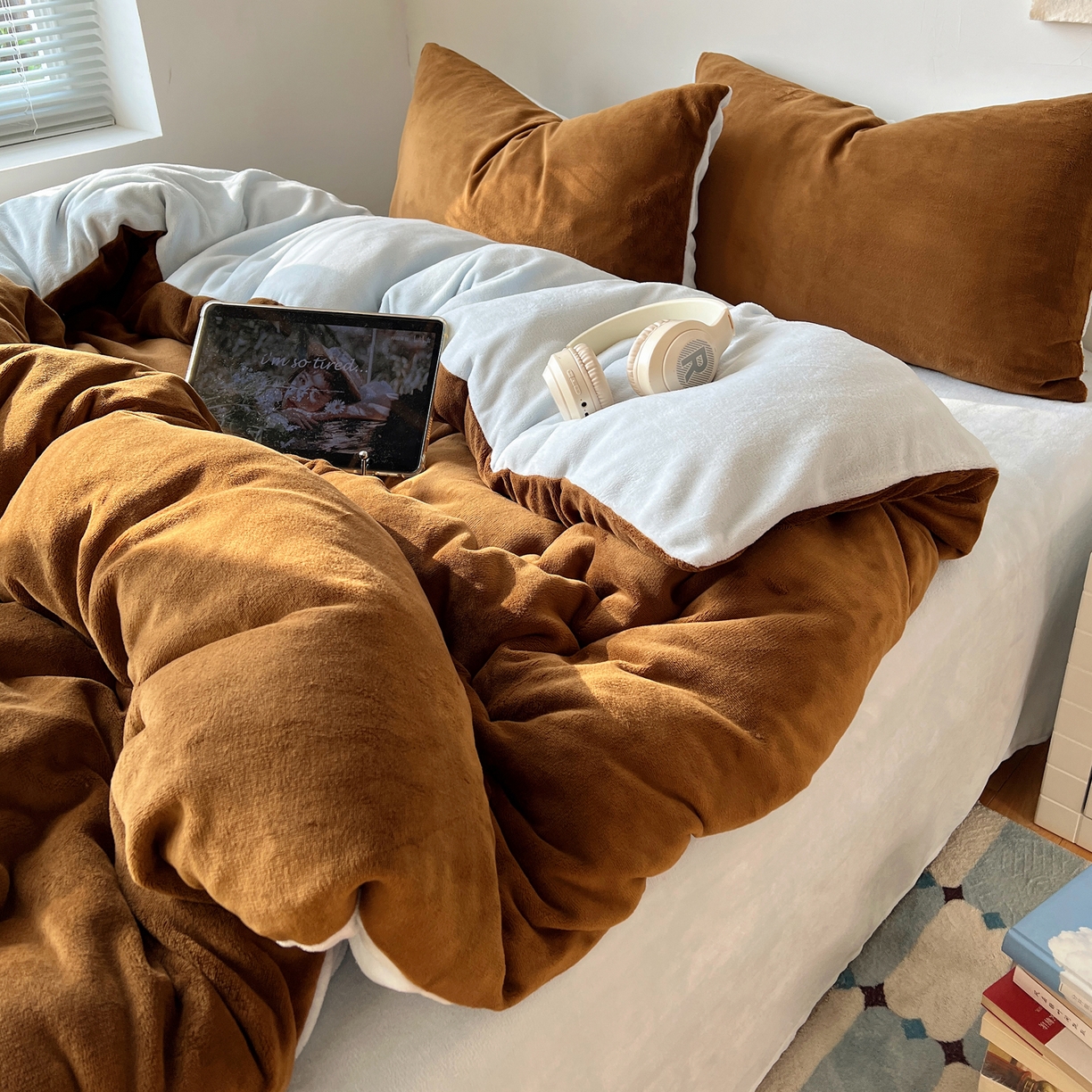 91家纺网 家纺一手货源 找家纺 （总）六巷胡同 2025新款INS博主风纯色双拼A类牛奶绒四件套