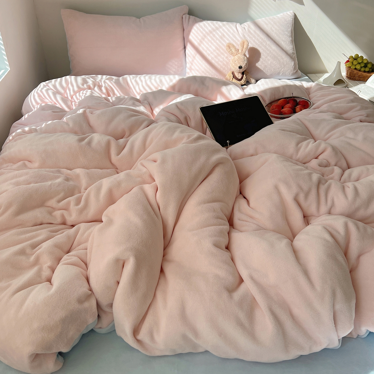 91家纺网 家纺一手货源 找家纺 六巷胡同 2025新款INS博主风纯色双拼A类牛奶绒四件套 粉椰蓝海