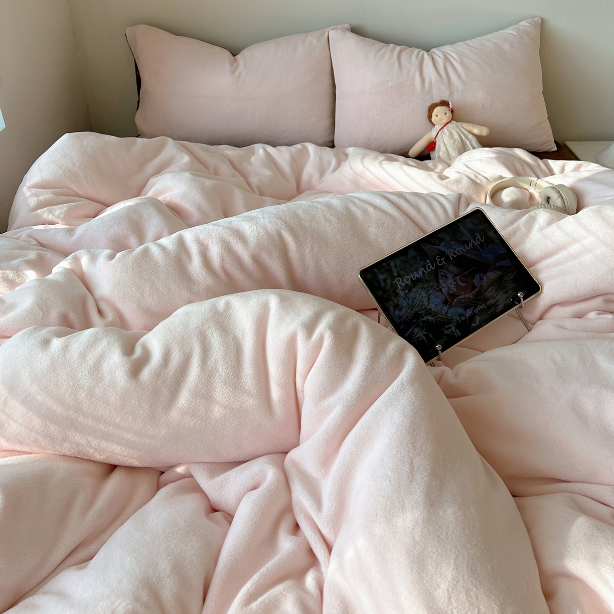 91家纺网 家纺一手货源 找家纺 六巷胡同 2025新款INS博主风纯色双拼A类牛奶绒四件套 樱粉拿铁