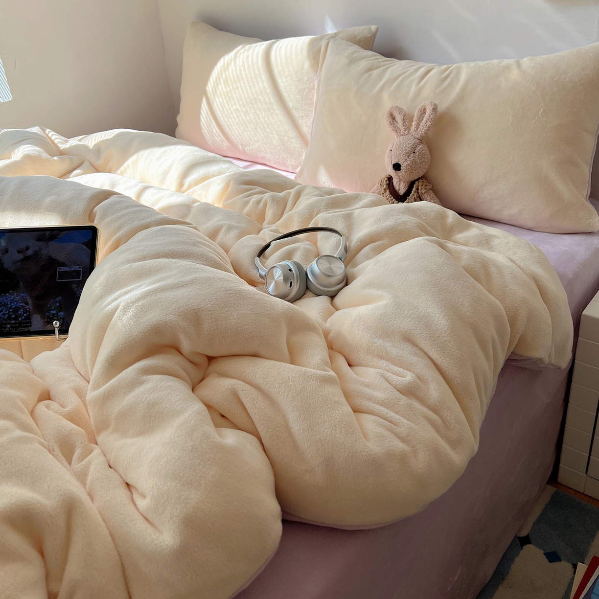 91家纺网 家纺一手货源 找家纺 六巷胡同 2025新款INS博主风纯色双拼A类牛奶绒四件套 奶酪紫薯