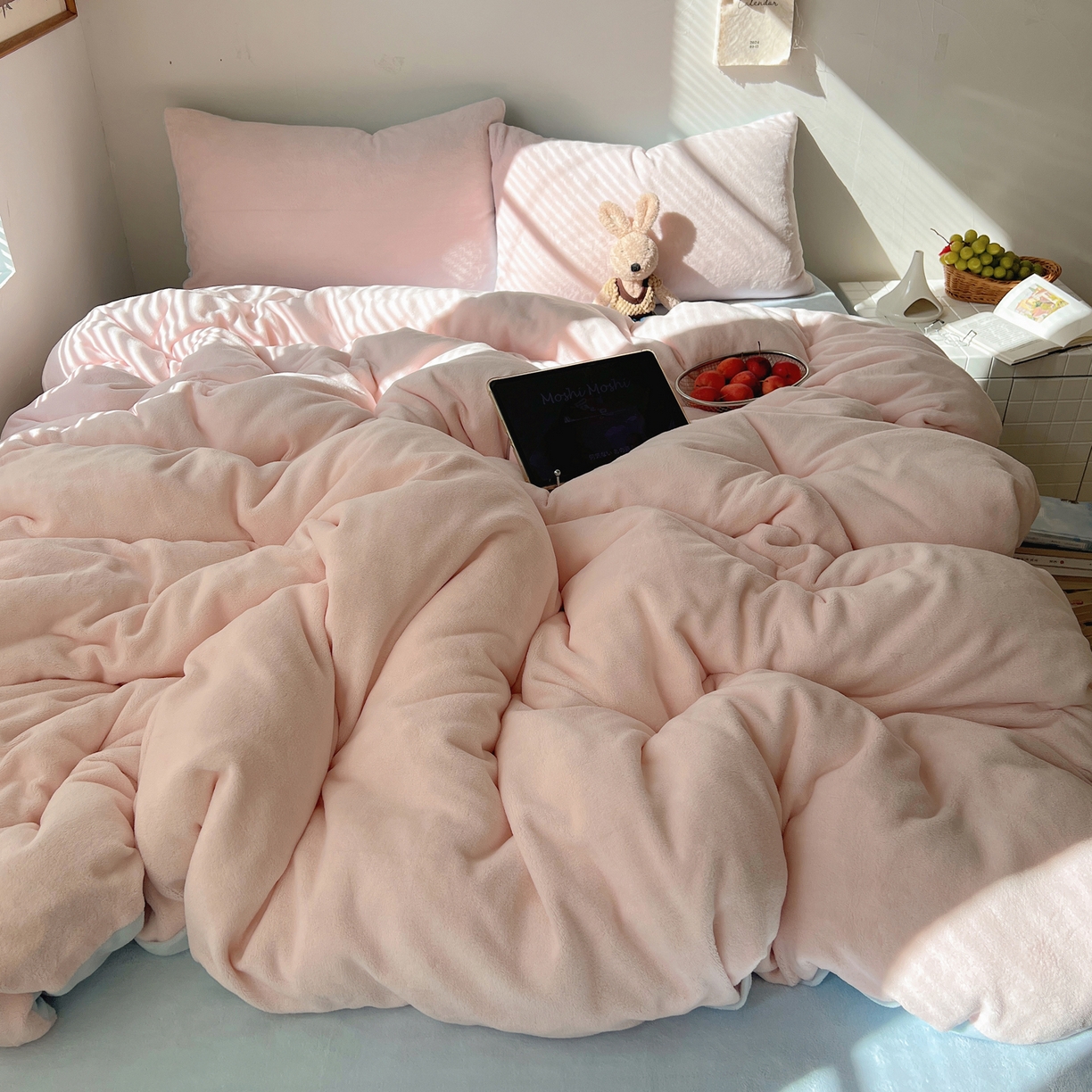 91家纺网 家纺一手货源 找家纺 六巷胡同 2025新款INS博主风纯色双拼A类牛奶绒四件套 粉椰蓝海