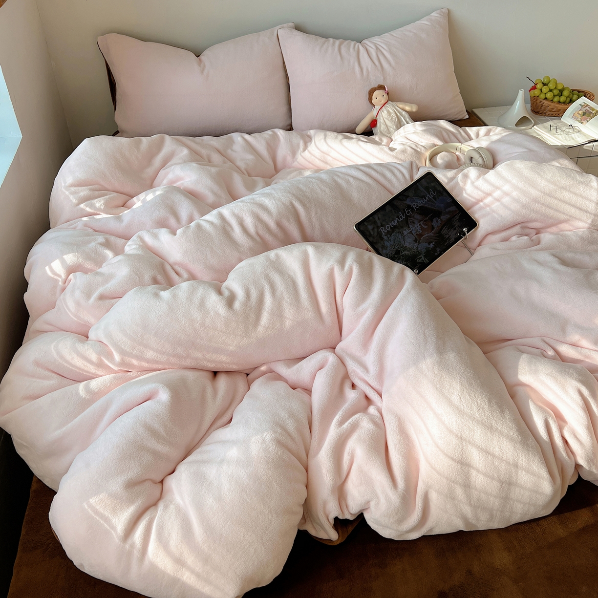 91家纺网 家纺一手货源 找家纺 六巷胡同 2025新款INS博主风纯色双拼A类牛奶绒四件套 樱粉拿铁