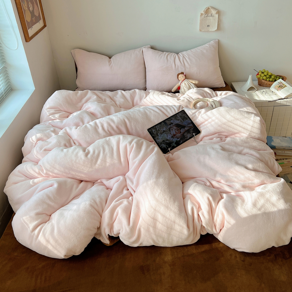 91家纺网 家纺一手货源 找家纺 六巷胡同 2025新款INS博主风纯色双拼A类牛奶绒四件套 樱粉拿铁