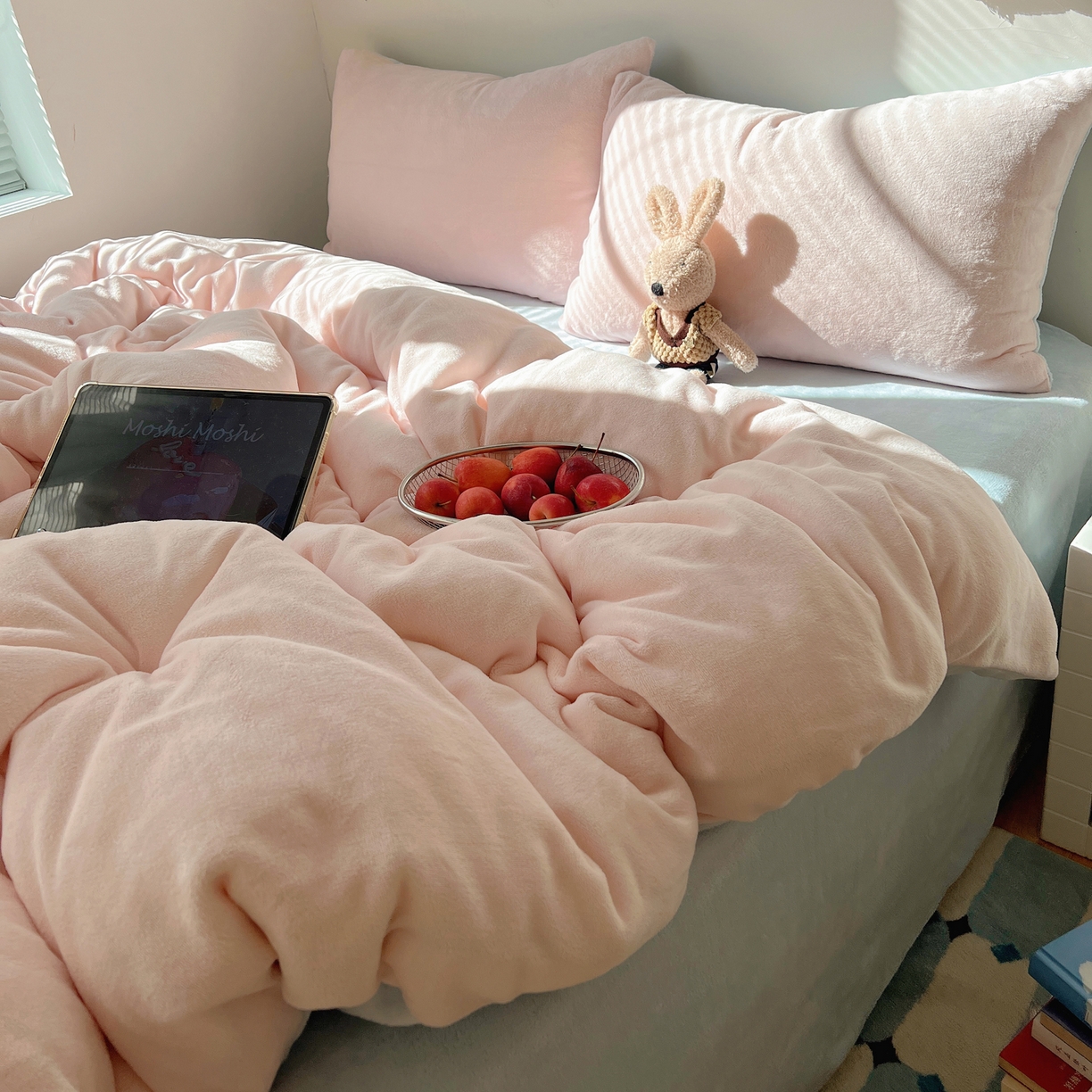 91家纺网 家纺一手货源 找家纺 六巷胡同 2025新款INS博主风纯色双拼A类牛奶绒四件套 粉椰蓝海