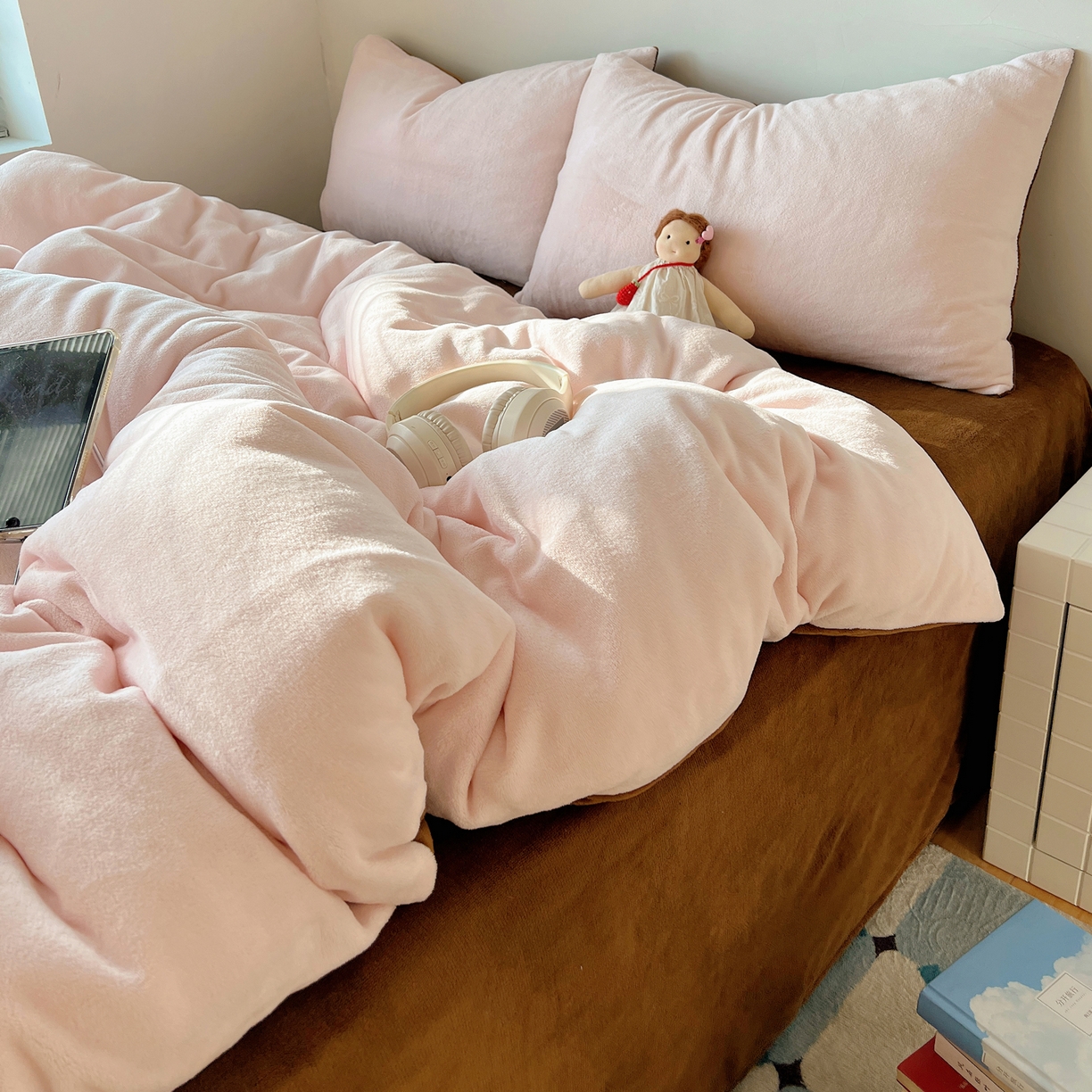 91家纺网 家纺一手货源 找家纺 六巷胡同 2025新款INS博主风纯色双拼A类牛奶绒四件套 樱粉拿铁