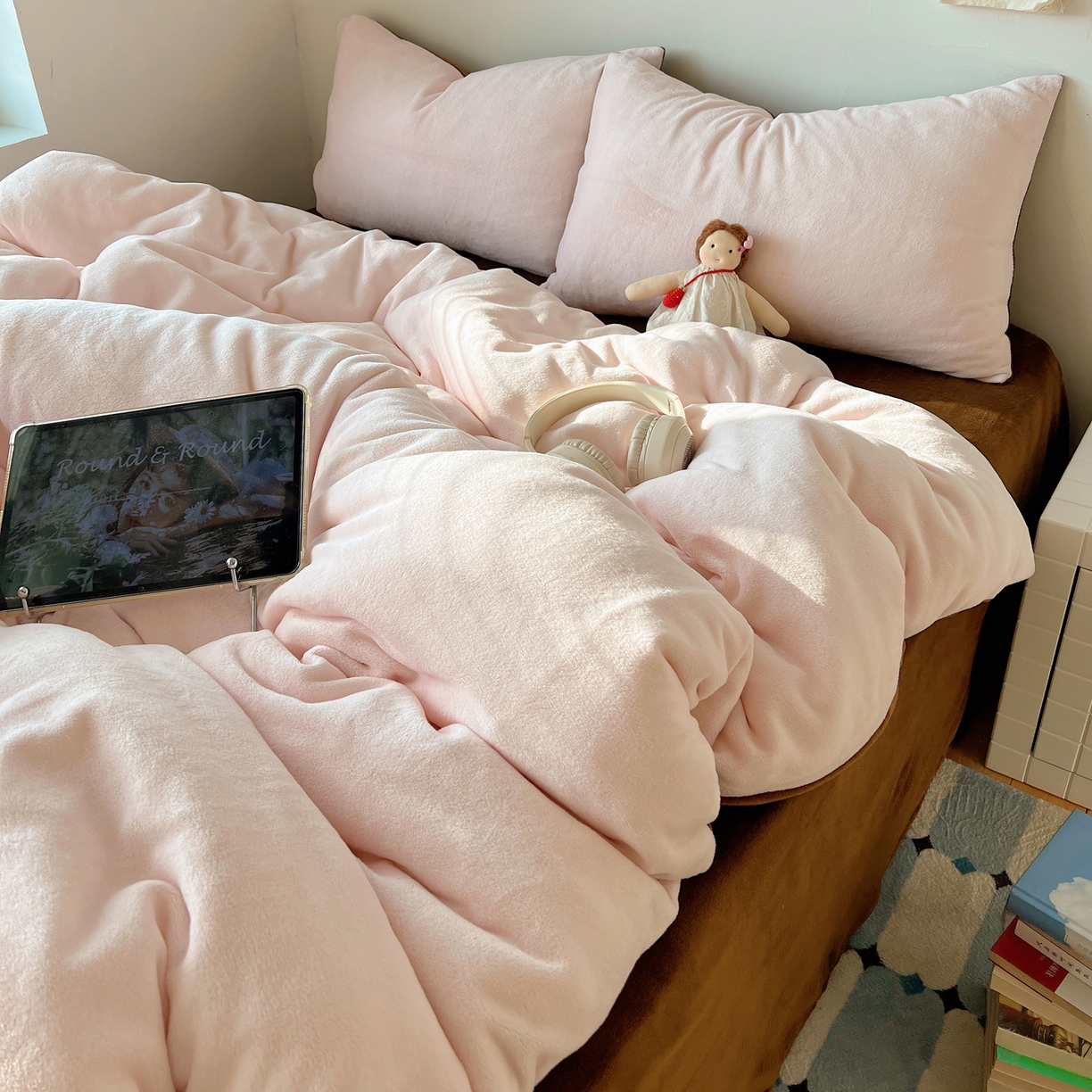 91家纺网 家纺一手货源 找家纺 六巷胡同 2025新款INS博主风纯色双拼A类牛奶绒四件套 樱粉拿铁