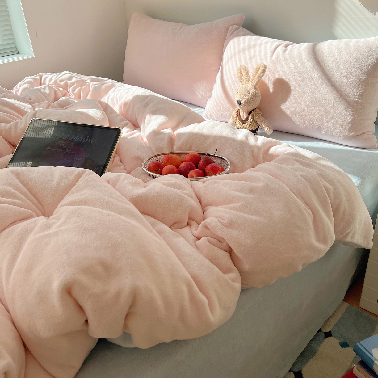 91家纺网 家纺一手货源 找家纺 六巷胡同 2025新款INS博主风纯色双拼A类牛奶绒四件套 粉椰蓝海