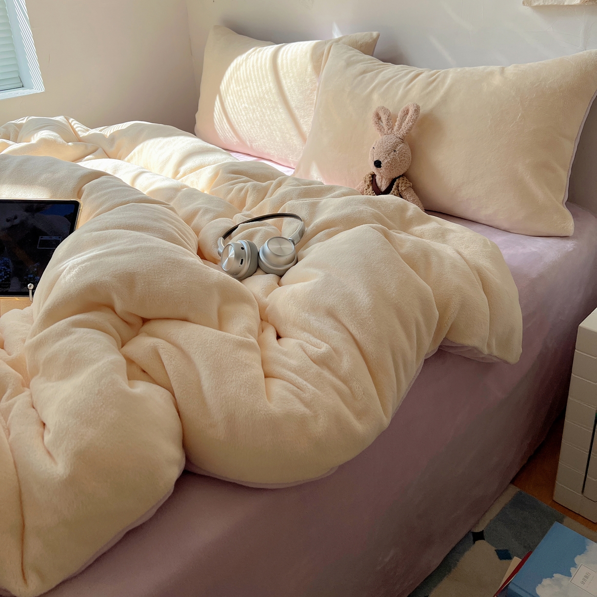 91家纺网 家纺一手货源 找家纺 六巷胡同 2025新款INS博主风纯色双拼A类牛奶绒四件套 奶酪紫薯