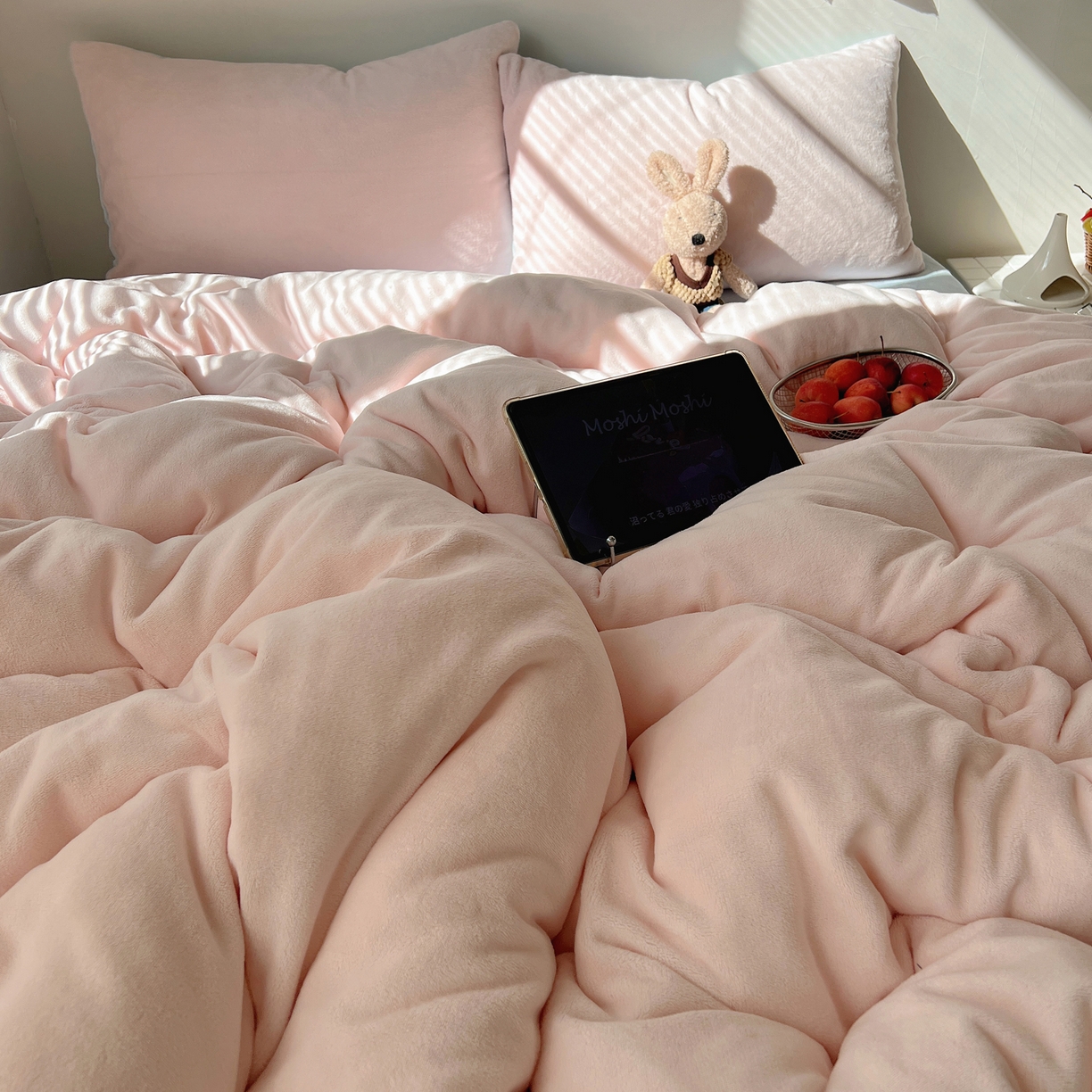 91家纺网 家纺一手货源 找家纺 六巷胡同 2025新款INS博主风纯色双拼A类牛奶绒四件套 粉椰蓝海