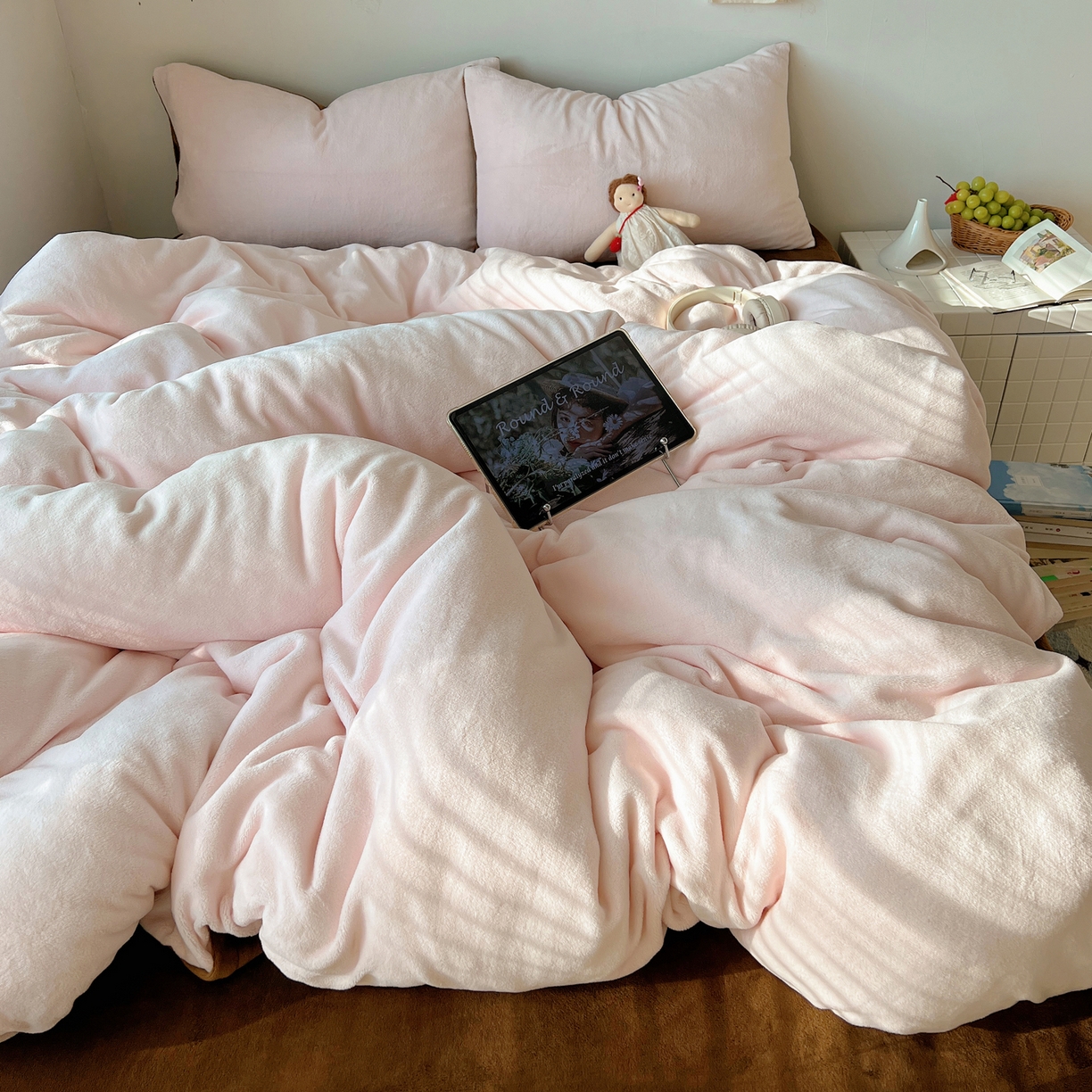 91家纺网 家纺一手货源 找家纺 六巷胡同 2025新款INS博主风纯色双拼A类牛奶绒四件套 樱粉拿铁