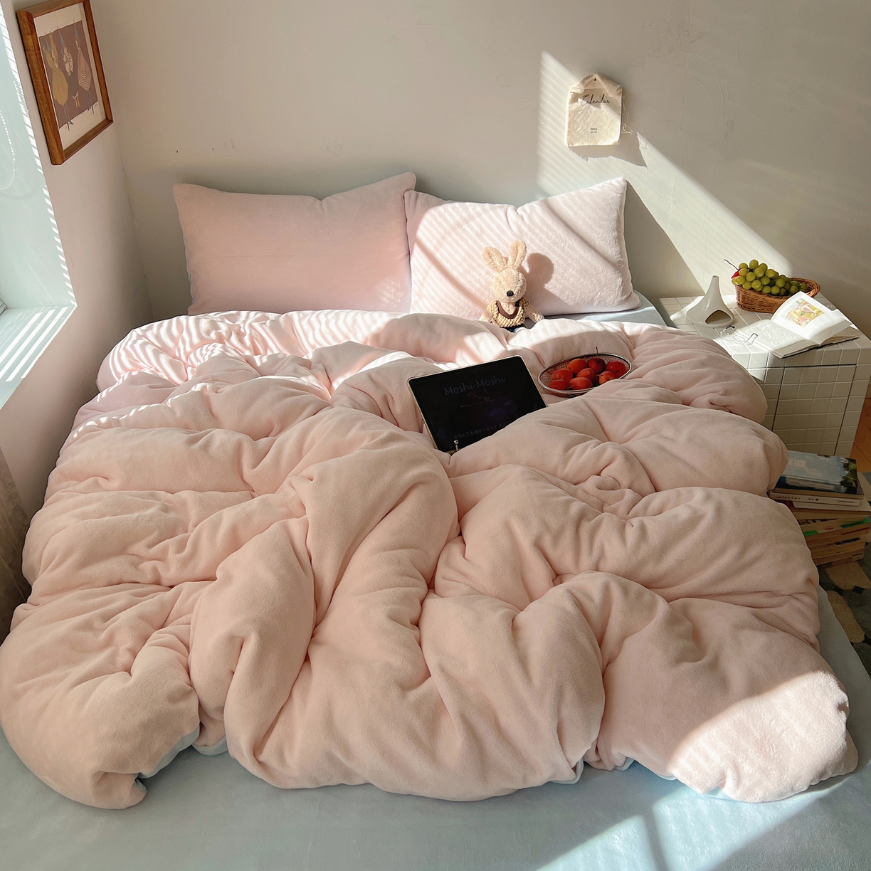 91家纺网 家纺一手货源 找家纺 六巷胡同 2025新款INS博主风纯色双拼A类牛奶绒四件套 粉椰蓝海