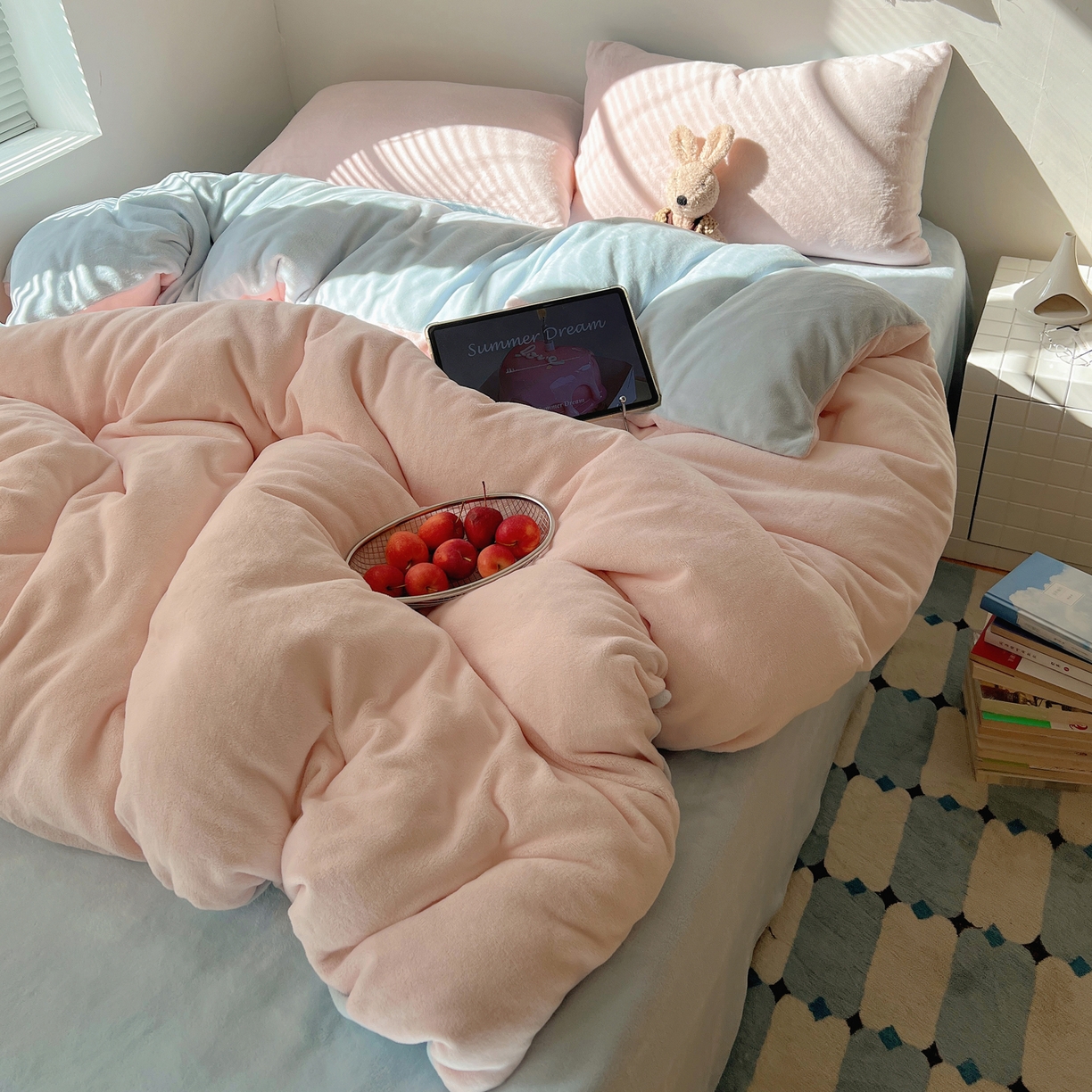 91家纺网 家纺一手货源 找家纺 六巷胡同 2025新款INS博主风纯色双拼A类牛奶绒四件套 粉椰蓝海