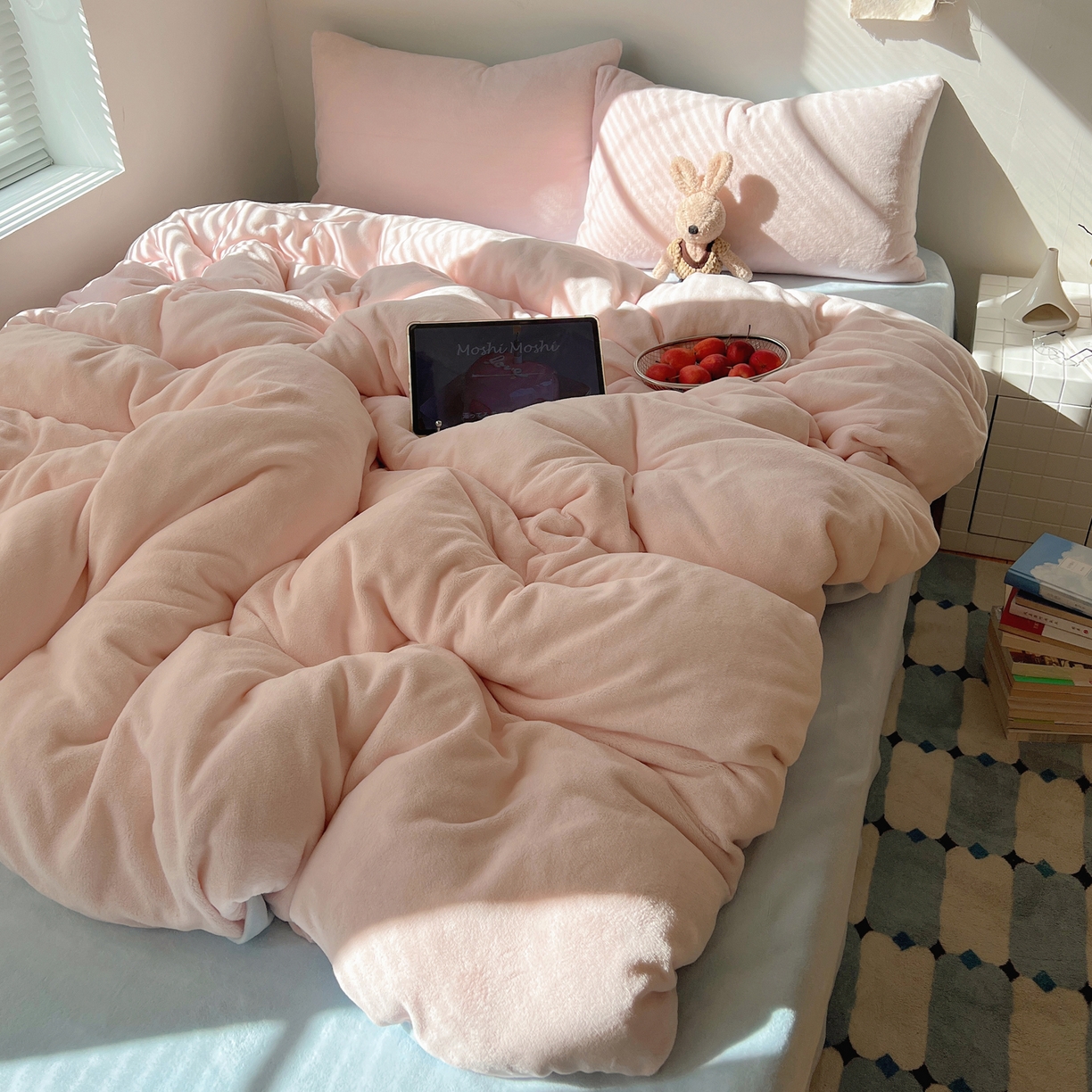 91家纺网 家纺一手货源 找家纺 六巷胡同 2025新款INS博主风纯色双拼A类牛奶绒四件套 粉椰蓝海