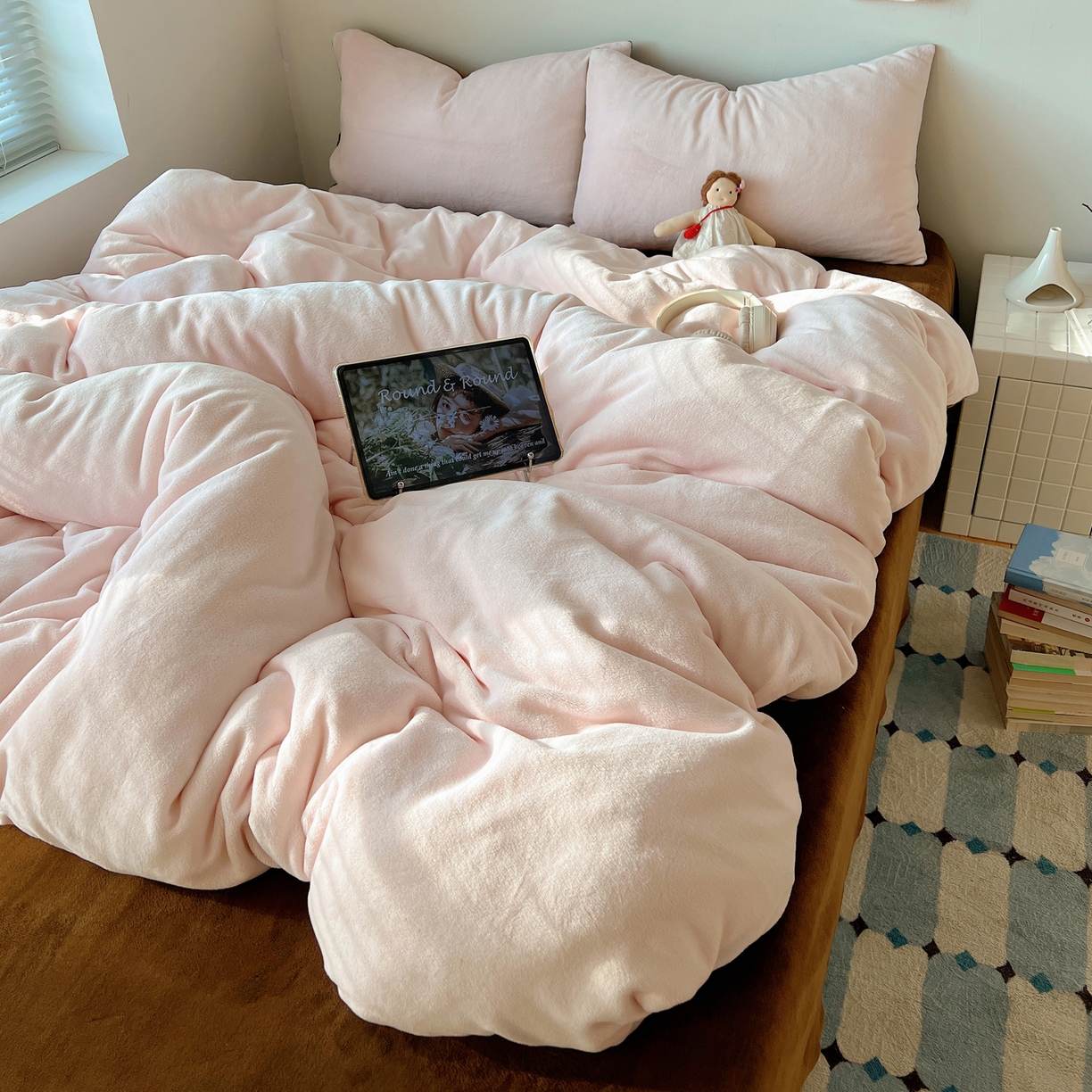 91家纺网 家纺一手货源 找家纺 六巷胡同 2025新款INS博主风纯色双拼A类牛奶绒四件套 樱粉拿铁