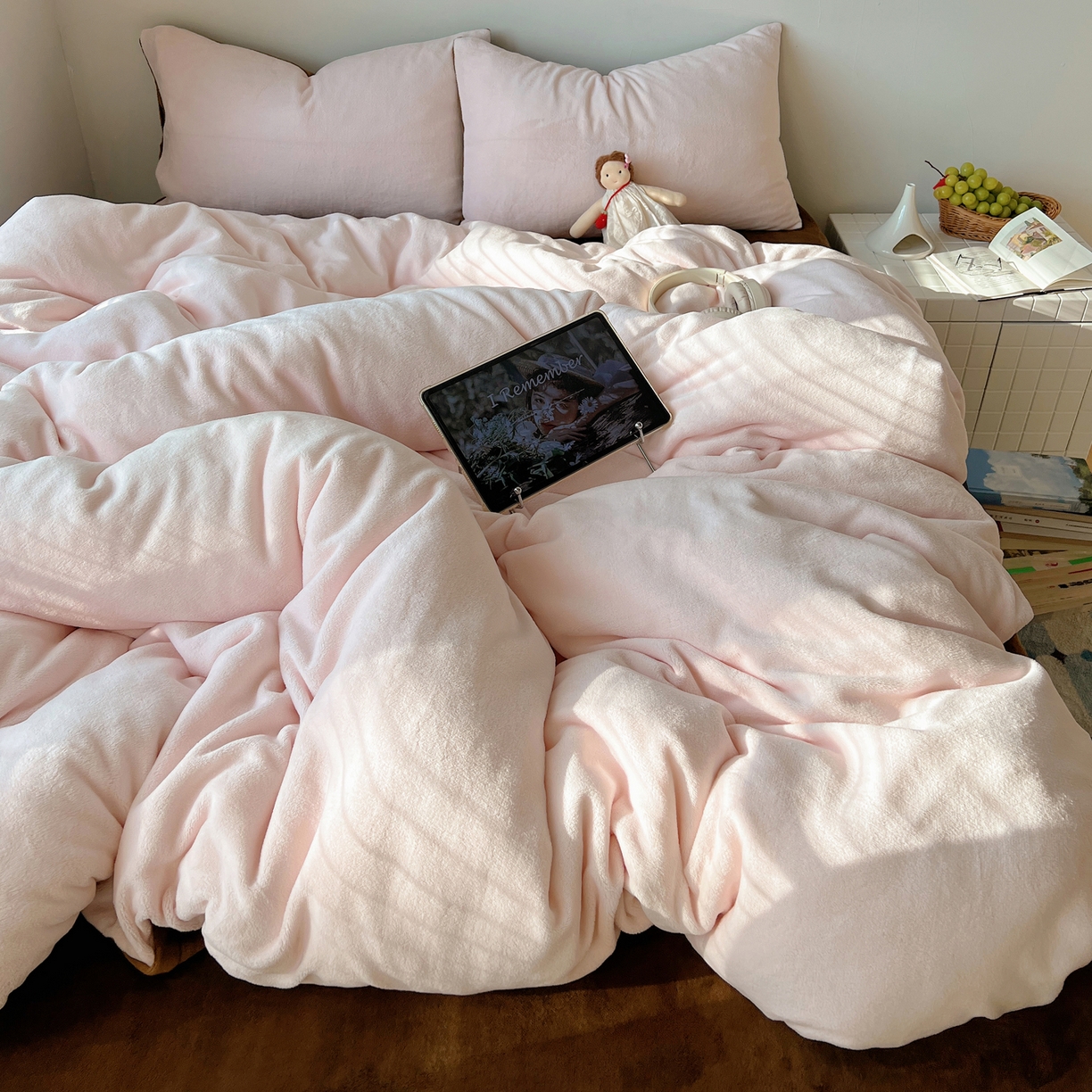 91家纺网 家纺一手货源 找家纺 六巷胡同 2025新款INS博主风纯色双拼A类牛奶绒四件套 樱粉拿铁