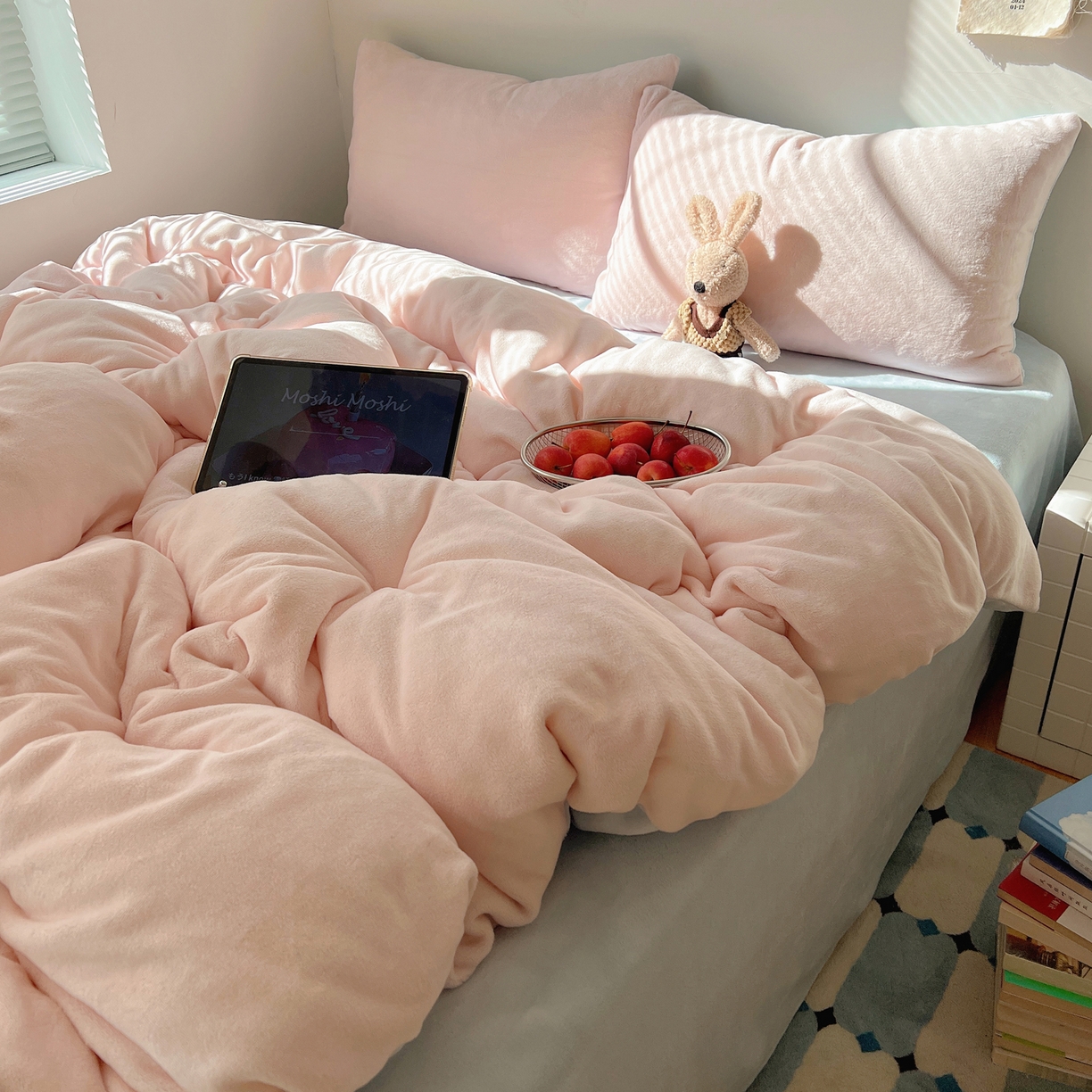 91家纺网 家纺一手货源 找家纺 六巷胡同 2025新款INS博主风纯色双拼A类牛奶绒四件套 粉椰蓝海