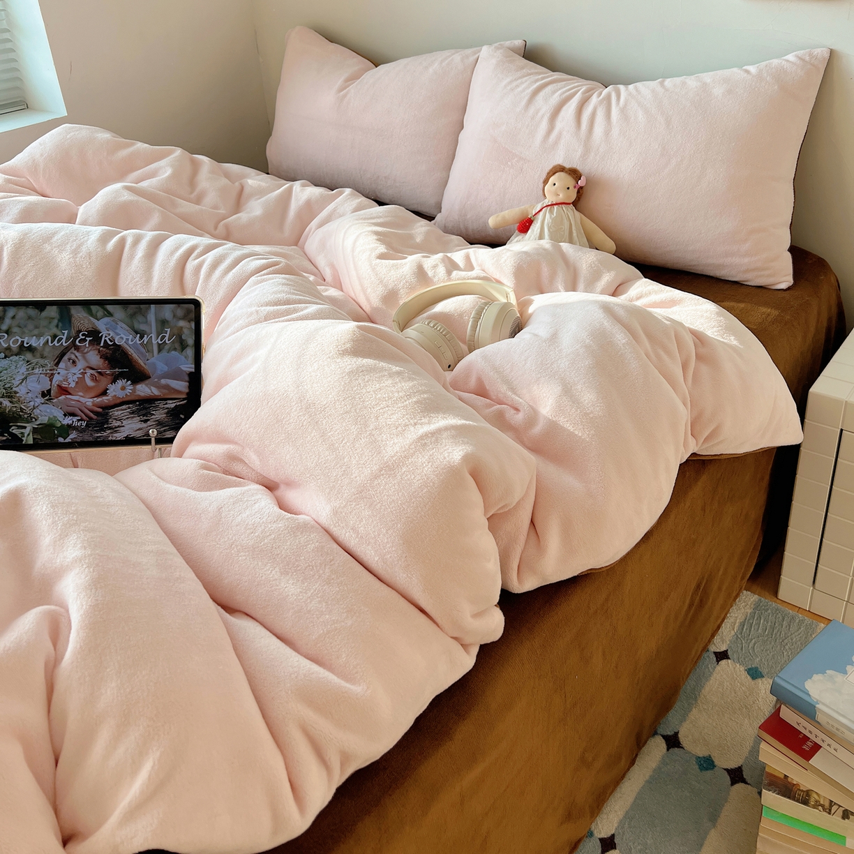 91家纺网 家纺一手货源 找家纺 六巷胡同 2025新款INS博主风纯色双拼A类牛奶绒四件套 樱粉拿铁